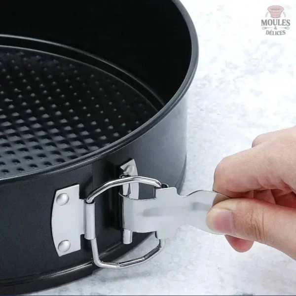Moule à manqué, charnière pour un démoulage facile